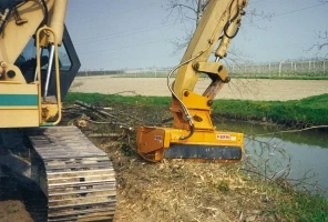 TIR erdészeti szárzúzó munka