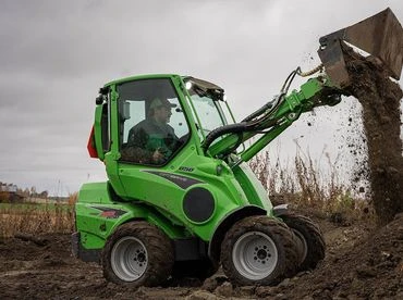 Avant 650i kiemelkedő hidraulika térfogatárammal univerzális minirakodó