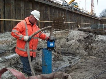 Tsurumi LB kompakt, könnyű és erős hordozható víztelenítő zagyszivattyú, elektromos vízszintérzékelővel is! 7