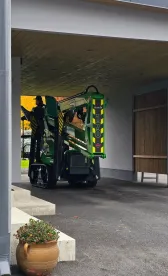 Leguan 170 összecsukott állapotban egy kapubejáratban - VERBIS újdonság